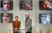 Los presentadores del acto, Frank Pierson y Marisa Tomei, desgranan los misterios de la Academia. EPA