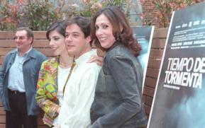 Jorge Sanz, escoltado por sus compañeras de reparto, Maribel Verdú y María Barranco