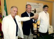 Chaves une las manos de Barenboim y Said. J. M. SERRANO