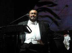Pavarotti en el concierto que ofreció en el desierto de Mexicali