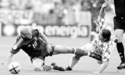 Zinedine Zidane y el croata Niko Tovac en un lance del encuentro . AP
