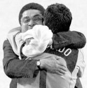 Ricardo, héroe del encuentro, se abraza a un emocionado Eusebio REUTERS
