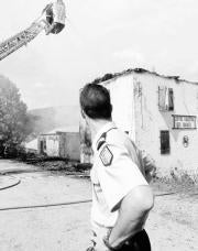 Un gendarme contempla las labores de extinción del incendio. AP