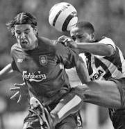 Milán Baros (Liverpool) y Jorge Andrade (Deportivo) en un encuentro en el estadio de Riazor AFP