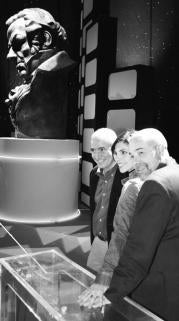 Juan Luis Iborra (director de la gala), con sus dos presentadores:Maribel Verdú y Antonio Resines DANIEL G. LÓPEZ