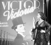 Paloma San Basilio, delante del cartel de «Victor/Victoria». EFE