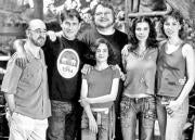ABC Guillermo del Toro, rodeado por los actores de su nueva película