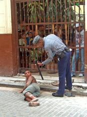Un policía cubano advierte a un joven ebrio en el centro de La Habana