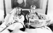 Kathleen Turner lanza una mirada asesina a Michael Douglas en «La guerra de los Rose»