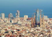 ÓSCAR GARCÍA Imagen de la torre desde la montaña de Collserola, vista a través de la Sagrada Familia de Gaudí