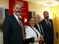 ÁNGEL DE ANTONIO Herreros abraza a Mistral, entre Melquíades Prieto y J. A. Suárez