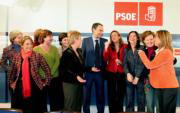 EFE Zapatero departe con algunas de las mujeres que integran la ejecutiva del PSOE, tras su reunión de ayer y poco antes de la «comida de Navidad» que habían aplazado
