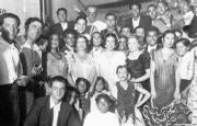 ABC Homenaje al general Mangada celebrado el 21 de septiembre de 1936 en el Teatro Calderón de Madrid. En el centro, agachado, aparece un casi niño Fati, bailaor de la dinastía de los Pelaos. En la fila central, de izquierda a derecha, el segundo es Manolo Caracol. A su lado asoma el guitarrista Pepe de Badajoz. Siguen la Niña de los Peines, el entonces pianista -y, en el futuro, matador de toros- Rafael Albaicín, Pastora Imperio, Argentinita, Agustina Escudero (modelo de Zuloaga y madre de los Albaicín), la actriz Catalina Bárcena, el bailaor Miguel Albaicín y Pilar López. En la cúspide de la pirámide, con gafas, el general Julio Mangada, responsable de la defensa de Madrid