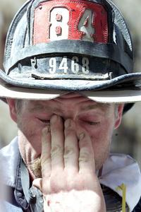 Un bombero descansa tras la dura tarea de rescate de las víctimas del atentado contra las Torres Gemelas del World Trade Center. /REUTERS