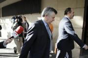 EFE Juan Antonio Roca, el ex asesor de Urbanismo del Ayuntamiento marbellí, junto a su abogado, ayer a la entrada de la Audiencia Nacional