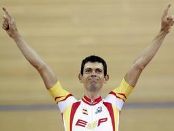 Joan Llaneras celebra la victoria. / EFE