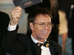 Cliff Richard revela que el ex sacerdote con el que vive es su «compañero»