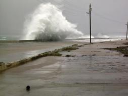 Olas enormes saltan en Baracoa, Cuba, donde ya empiezan a notarse los efectos del temporal. /AFP