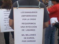 «Soy un banquero empobrecido, ayúdenme, por favor»