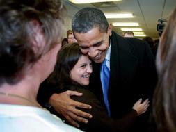 Obama abraza a una mujer anónima en 'su' Chicago. /Efe