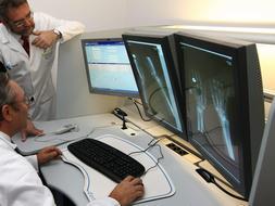 Los hospitales se informatizan en 2010 y aproximan la Historia Clínica Digital