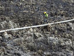 Los bomberos controlan el fuego de Villalonga y al fin extinguen el de Alcoy