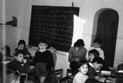 El «colegio isla» de la posguerra