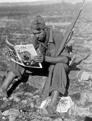 DÍAZ CASARIEGO / EFE Un miliciano del Quinto Regimiento lee ABC en un momento de descanso. Septiembre de 1936