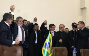AFP El presidente turco, Recep Tayyip Erdogán, fotografíaba ayer a Lula Da Silva y Mahmud Ahmadineyad tras el cierre del acuerdo