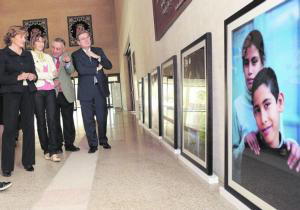 F. BLANCO Carmen Luis, Mercedes Coloma, Javier Martín Burillo y José Manuel Fernández Santiago visitan la muestra «Hermanos» / F. BLANCO
