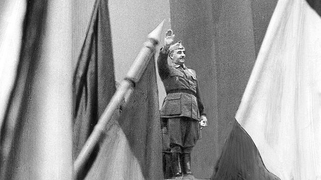 «¿Totalitario o autoritario? Franco fue por encima de todo un superviviente»