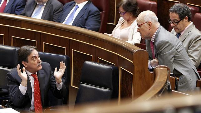 El Gobierno salva el «decretazo» de convenios colectivos en soledad