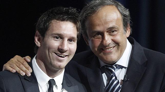 Platini considera que Messi está muy protegido por los árbitros