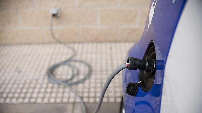 La industria del automóvil idea un sistema común de carga para el coche eléctrico