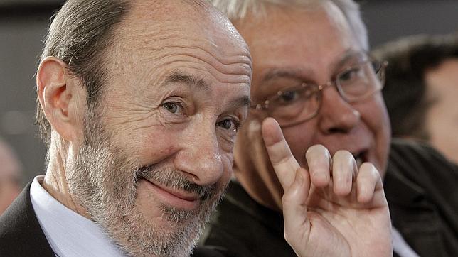 Rubalcaba respeta las críticas de Eguiguren porque el PSOE no es una «secta»