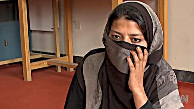 Karzai indulta a la joven violada y presa por adulterio a cambio de casarse con su agresor