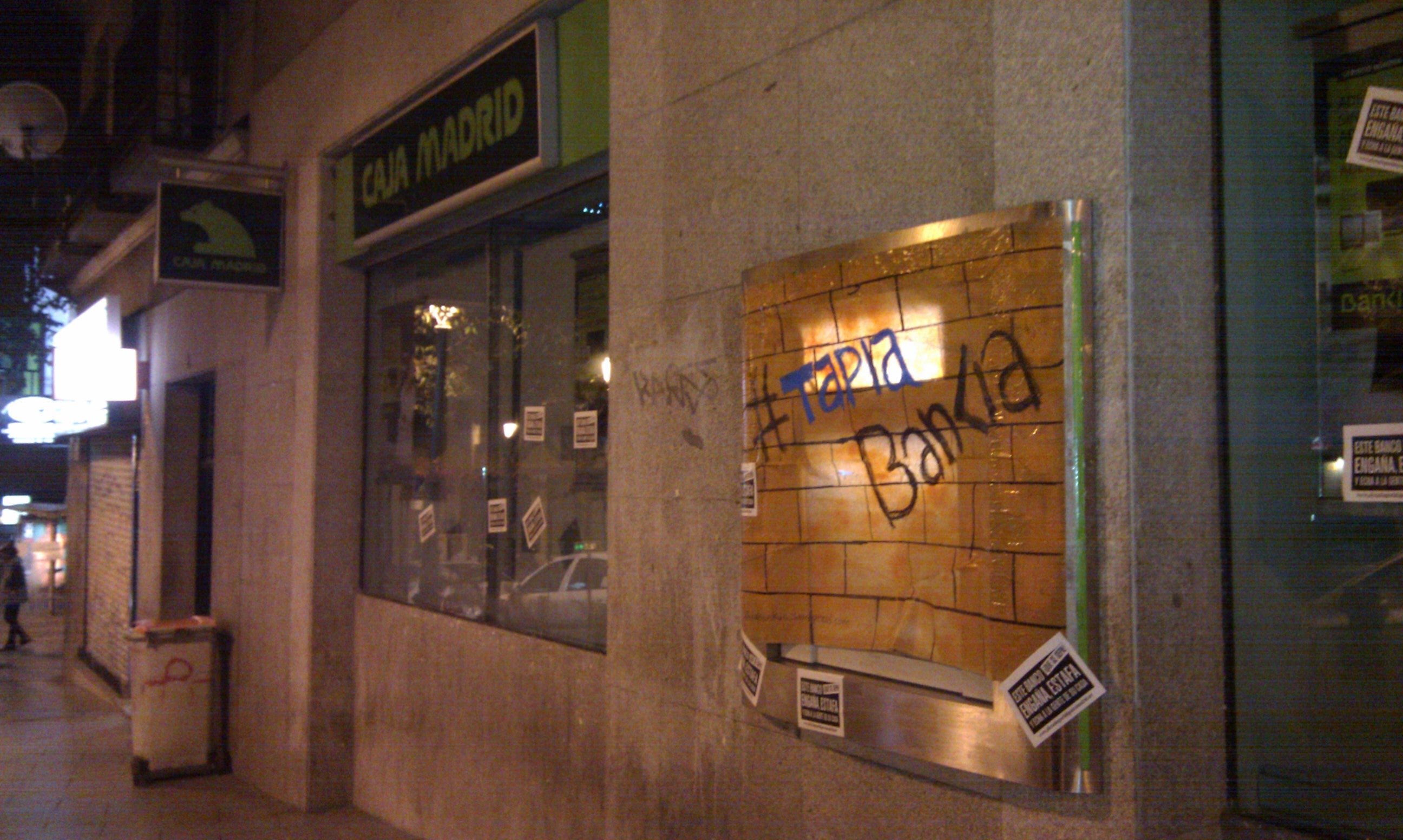 Nuevo boicot de los «okupas»: empapelan cajeros de Bankia