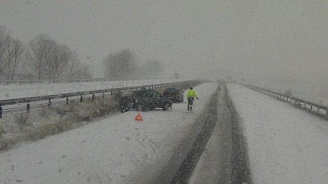 La nieve bloquea la AP-6 dos horas