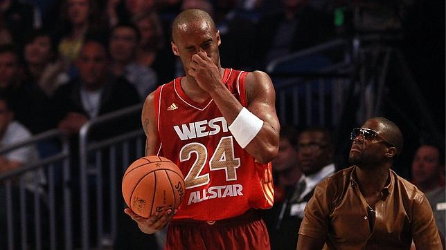 Wade se disculpa con Kobe Bryant por fracturarle el tabique nasal