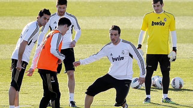 Mourinho descarta a Callejón y mantiene a Sahin en la convocatoria