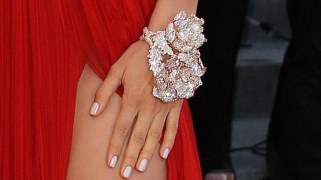 Objeto de deseo: la pulsera-flor de Irina Shayk