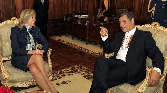 Correa prohíbe a sus ministros conceder entrevistas a medios no estatales