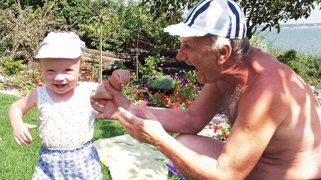 Los abuelos españoles se vuelcan en la familia por la crisis
