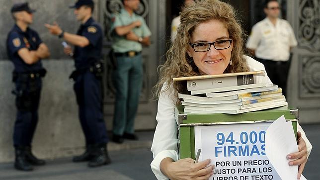 Presentan 94.000 firmas ante Educación para pedir la reutilización de libros de texto