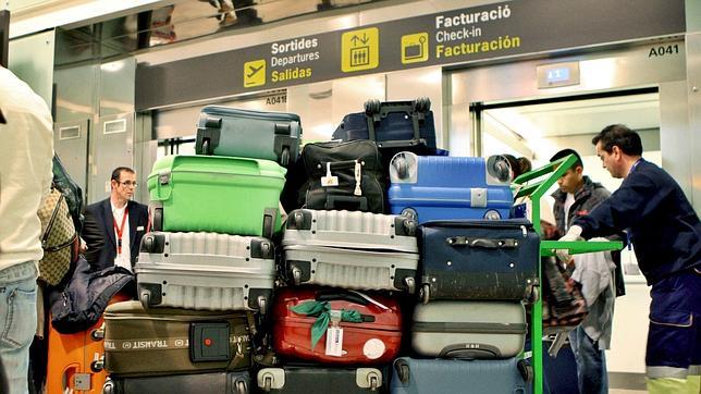 Una sentencia autoriza a cargar sobrecostes por las maletas facturadas