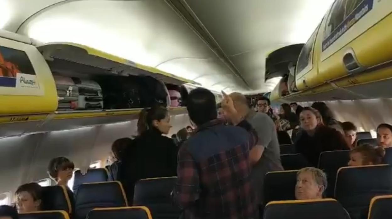 Atrapados 26 horas en un avión de Ryanair: «Fue un caos. No teníamos comida  ni bebida»