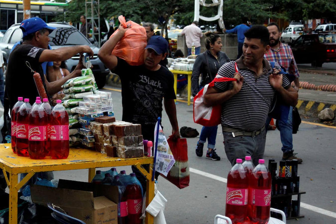 El paso de miles de Venezolanos por la frontera hacia Colombia en imágenes