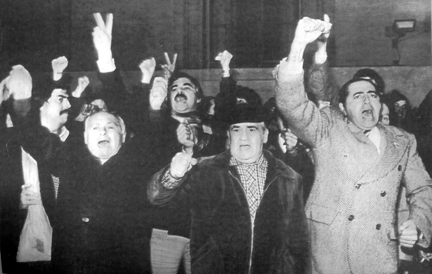 Manifestantes argentinos protestan contra la rendición de Argentina en el conflicto por las Islas Malvinas, en el exterior de la Casa Rosada en Buenos Aires, durante una reunión de la Junta Militar después de un acuerdo de alto el fuego alcanzado entre Gran Bretaña y Argentina el 14 de junio de 1982.