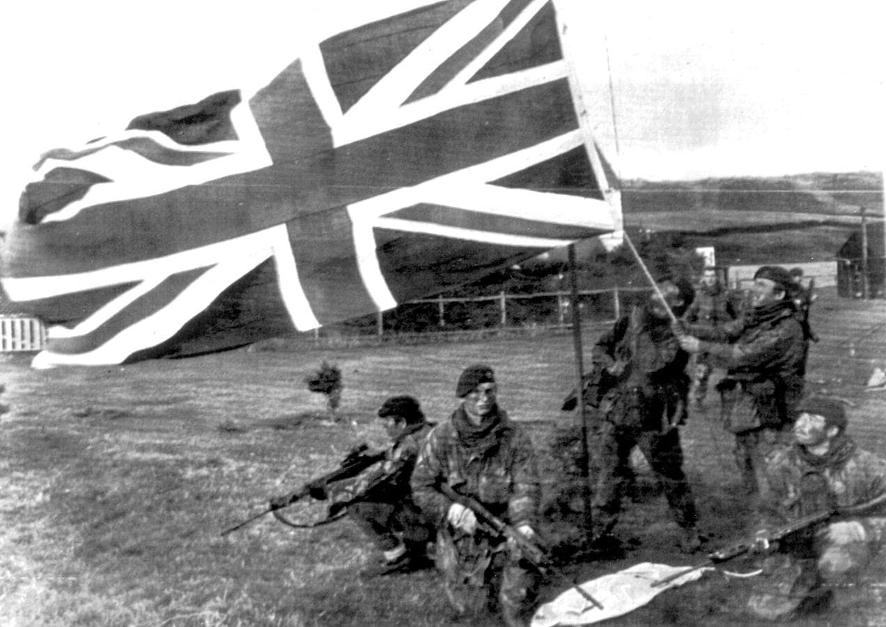 Soldados británicos izan la bandera de Reino Unido en las Islas Malvinas. 