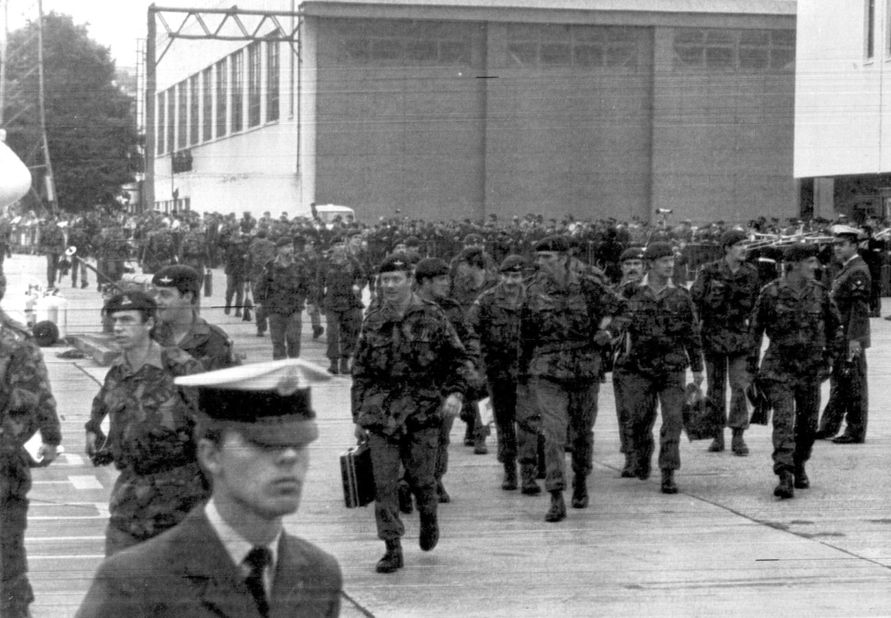 Llegada vía isla Ascensión del 2º y 3º batallón del Regimiento de paracaidistas a Inglaterra donde les espera el Príncipe Carlos y sus familias.